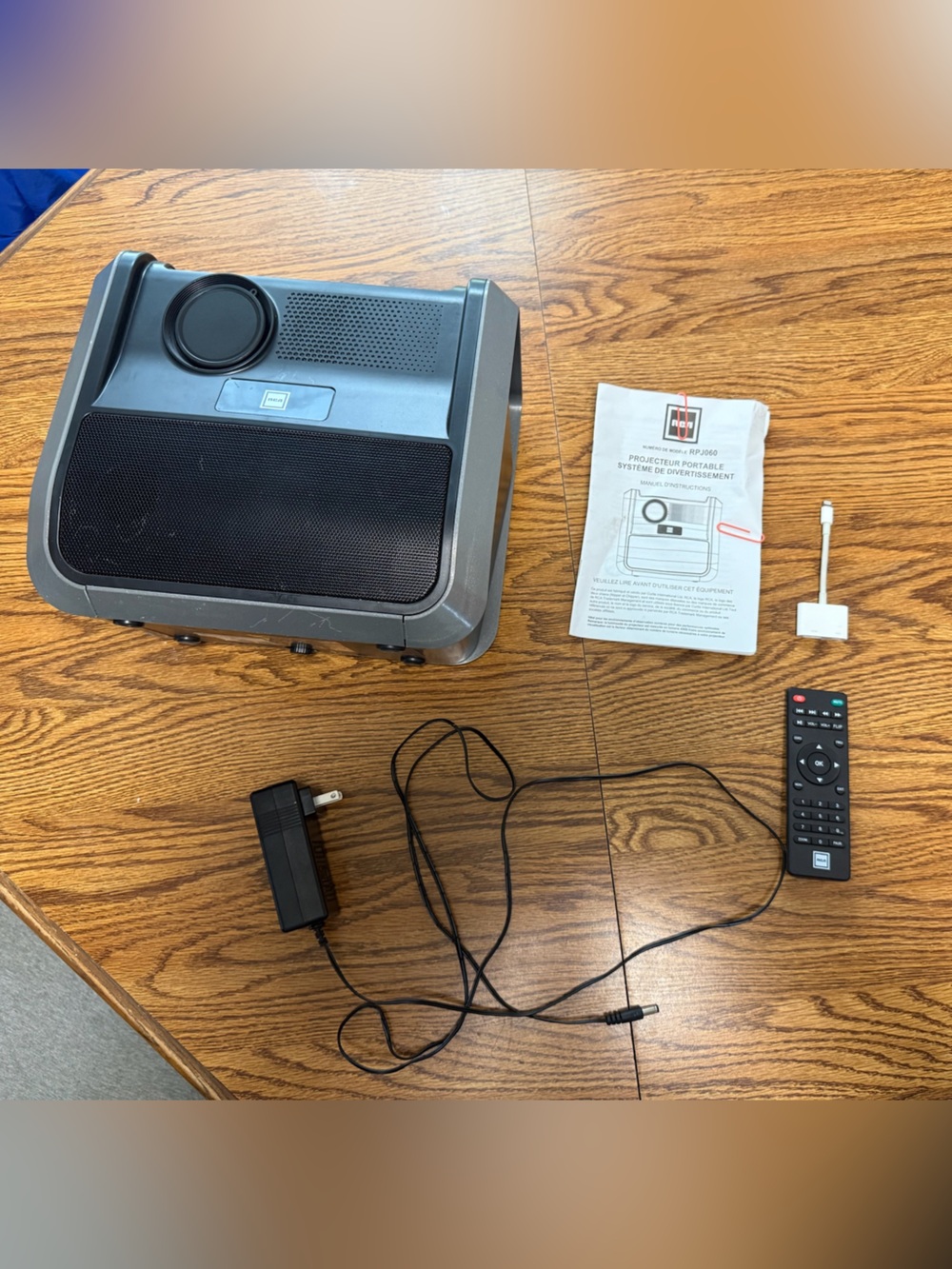 Portable rechargeable projector HDMI and analog with speakers/ Audio System